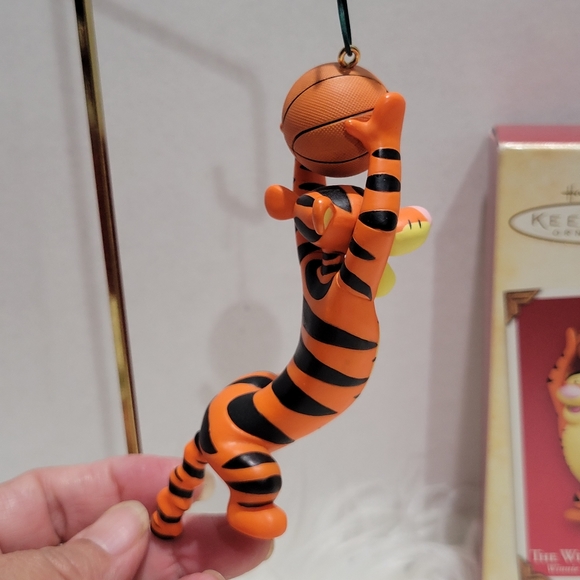 Hallmark Keepsake Ornament  The winning bounce 2004 Winnie the Pool collection - Picture 5 of 8